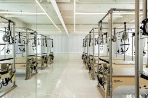 캐딜락 기구가 갖춰진 프로페셔널 필라테스 룸